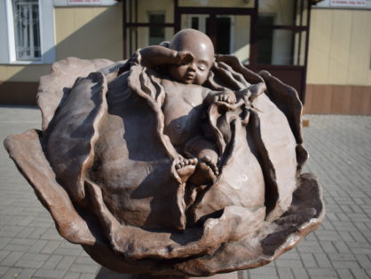 Скульптура «Младенец в капусте»