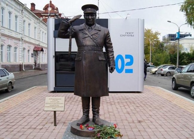 Памятник томскому постовому Николаю Путинцеву или просто дяде Коле