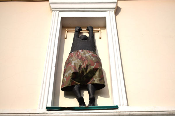 Скульптура «Любовник, спускающийся с балкона»