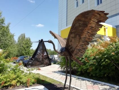 Новый памятник в Томске "Аист с младенцем"
