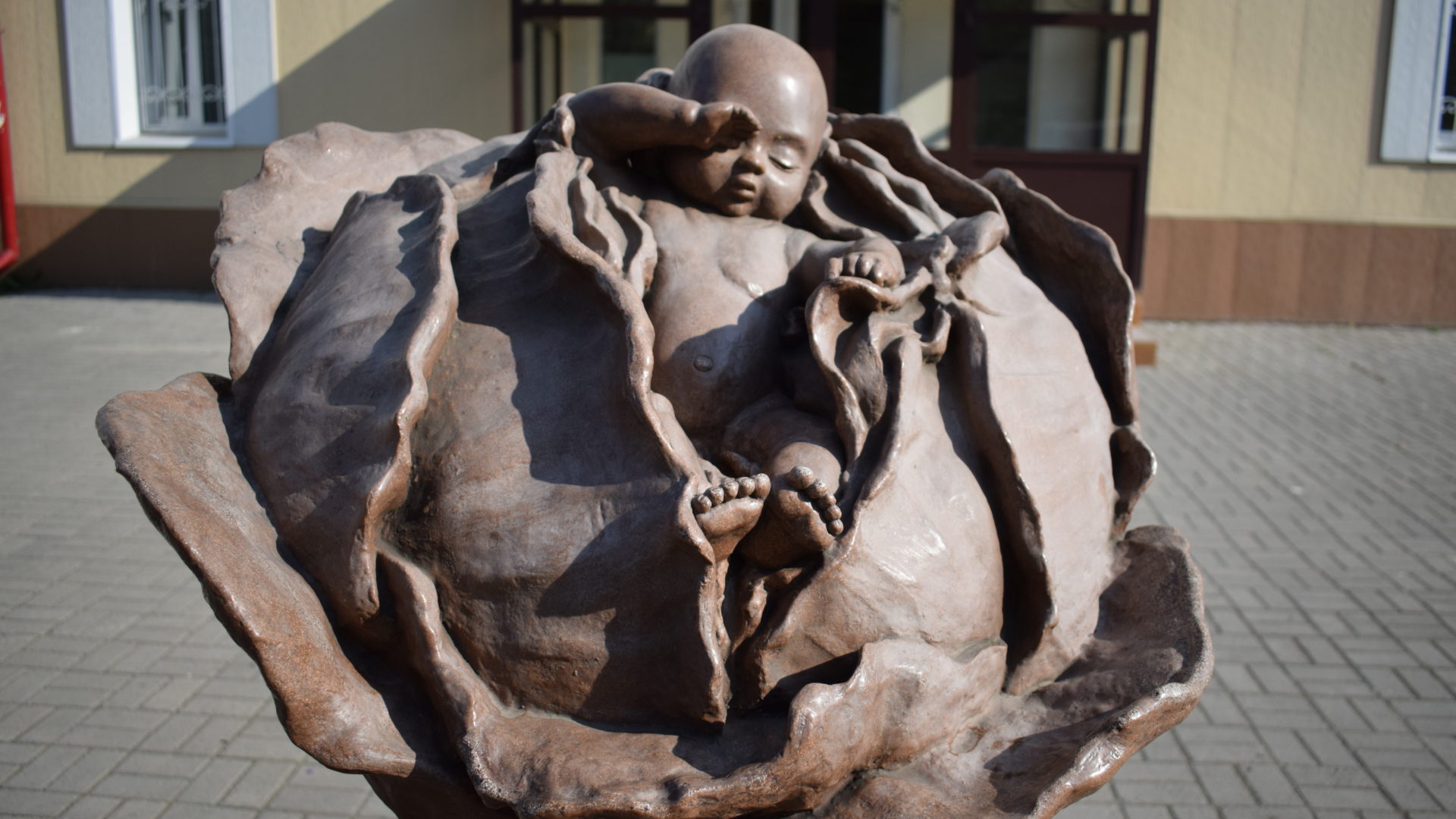 Скульптура «Младенец в капусте»